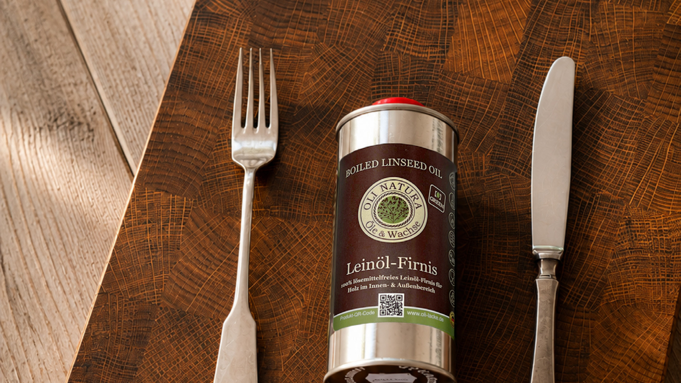 OLI-NATURA Leinöl-Firnis auf einem Stirnholz-Schneidebrett aus Eiche. Lebensmittelkontakt-geprüfte Holzoberfläche mit natürlicher Farbvertiefung und warmer Holzwirkung.