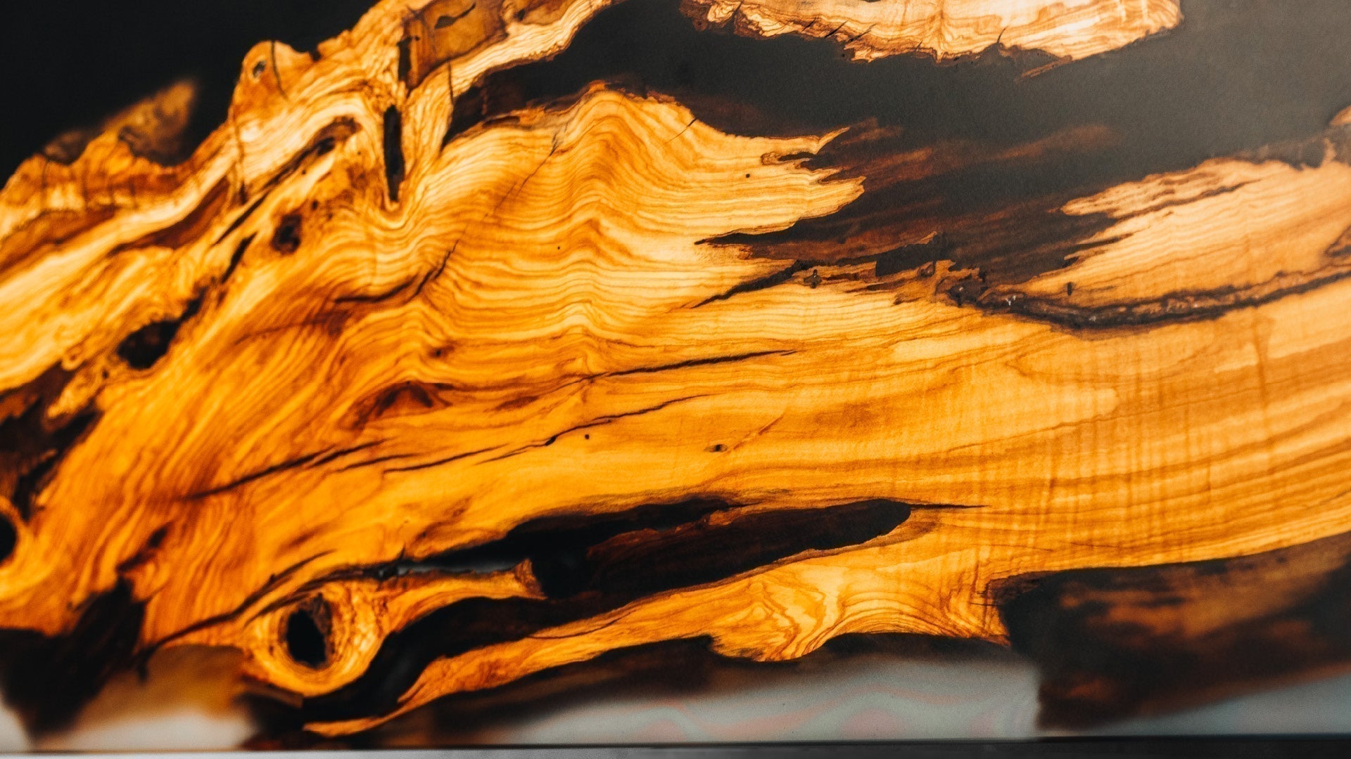 Geölte River-Table-Oberfläche aus Holz und Epoxidharz mit natürlicher Tiefenwirkung