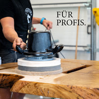 Professionelle Verarbeitung von OLI-NATURA Worktop-Oil BLACKLABEL auf einer Massivholz-Arbeitsplatte in der Schreinerei