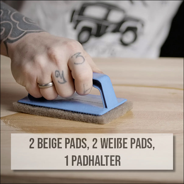 Anwendung der beigen und weißen Pads mit Handpadhalter beim Einmassieren des HS Profiöls