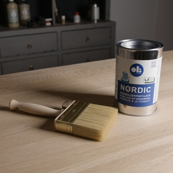 Oli auawa Rohholeffektlack Nordic mit pinsel auf Holztisch